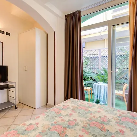 Charles Otel Rimini